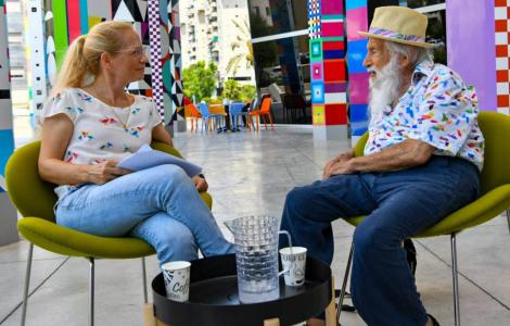 פרופ׳ חמוטל סלובין חוקרת מוח עם האמן יעקב אגם לשיחה מרתקת על מוח, ראייה, תפיסה ואומנות.   יעקב אגם הוא אמן ישראלי שזכה להכרה בינלאומית כאחד ממייסדי זרם האמנות הקינטית. אגם שילב במרכז לחקר המוח של אוניברסיטת בר-אילן יצירות המתקשרות עם מצבי תודעה שונים.